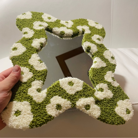 Tufted mirror - Picture 4 of 4